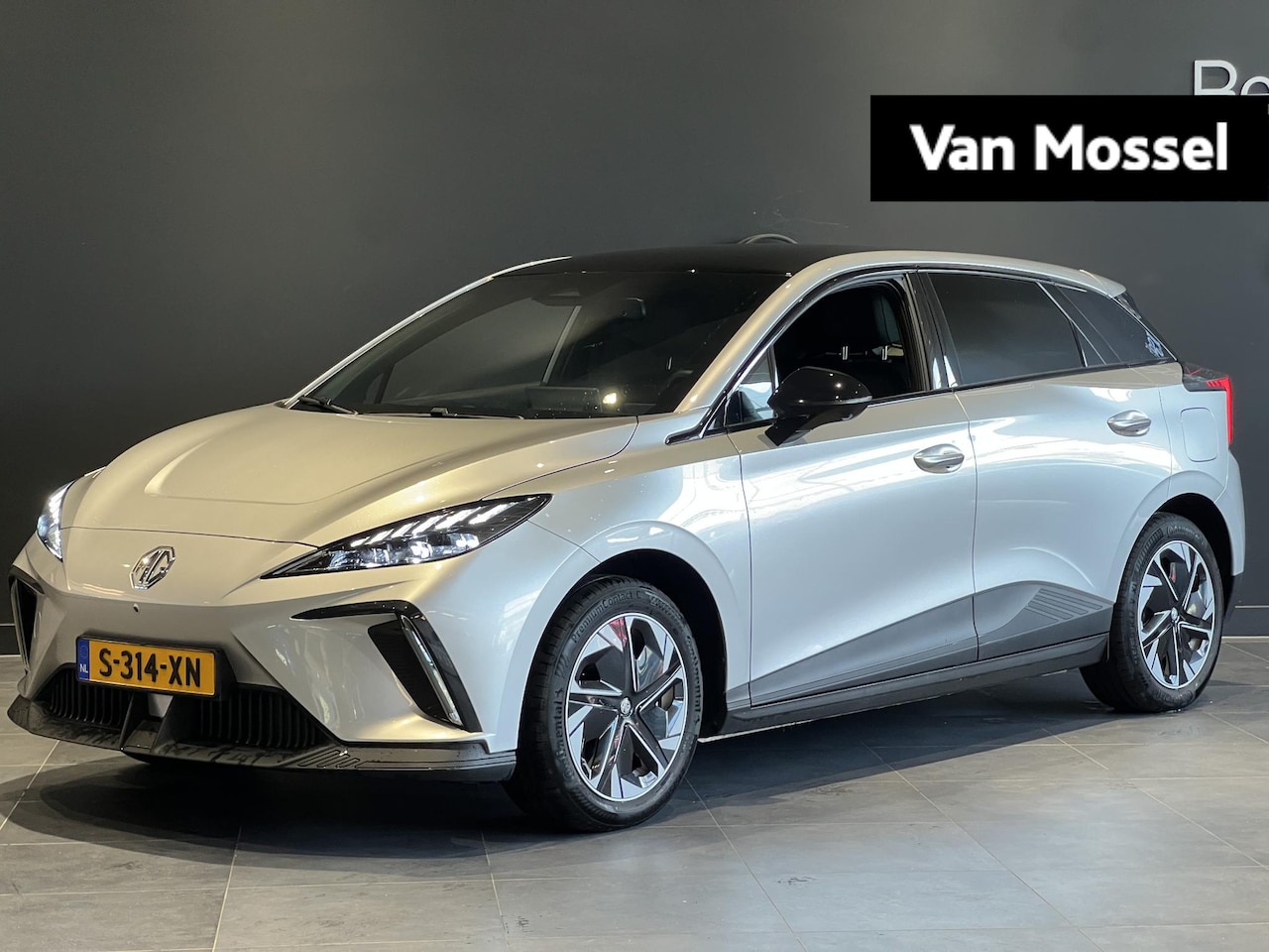 MG 4 - MG4 Luxury 64 kWh | Navi | 360 Camera | Led Koplampen | Apple CarPlay | Getint Glas | - AutoWereld.nl