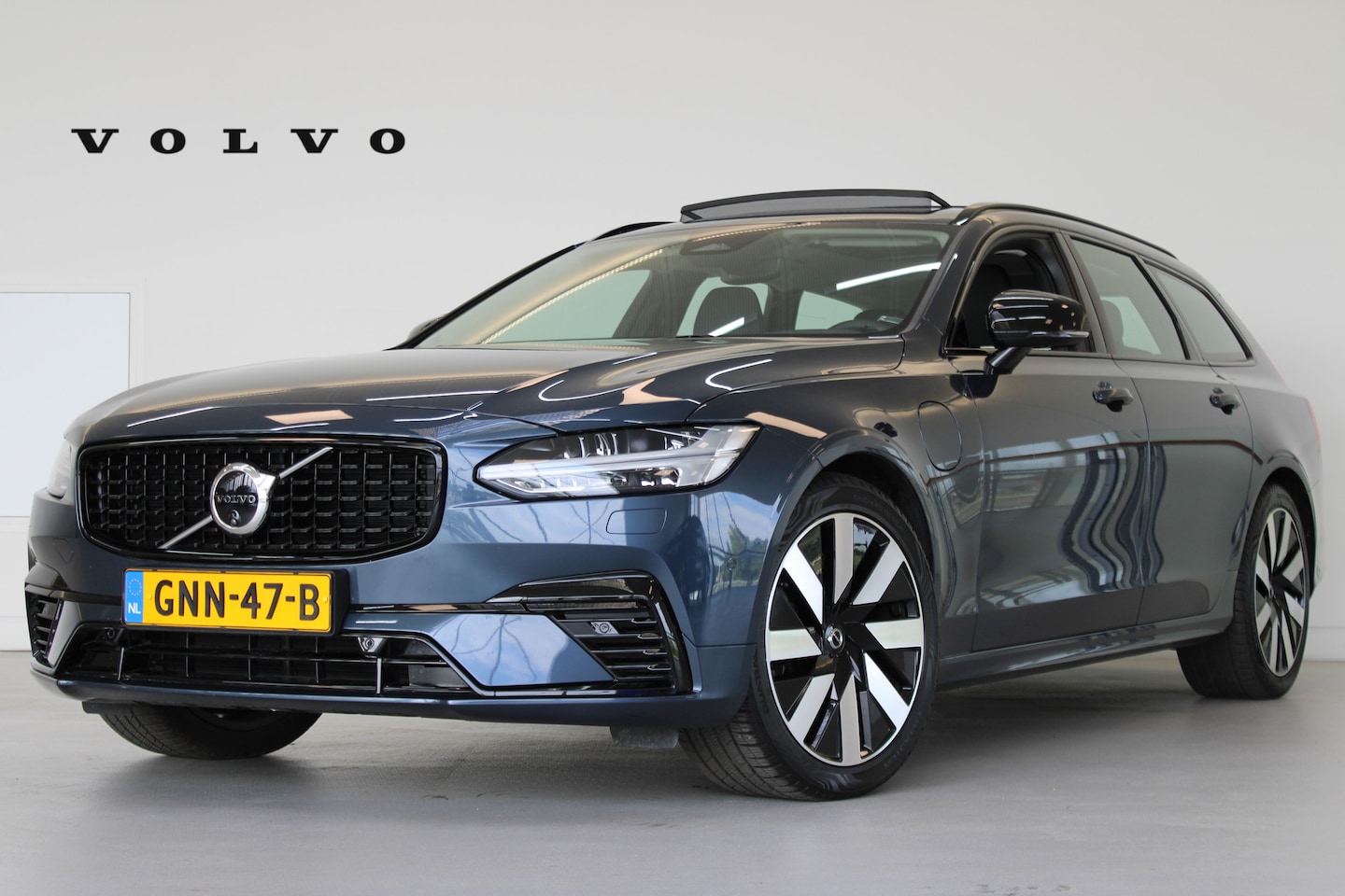 Volvo V90 - T6 350PK Ultra Dark | 360° | HK Audio | Gelam. Glas | Trekhaak | Adap Cruise | Panoramadak - AutoWereld.nl