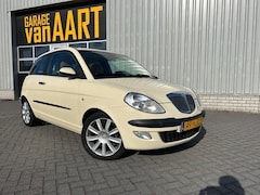 Lancia Y(psilon) - Ypsilon 1.4-16V Platino | LEER | PANO DAK | CRUISE | BOSE | APK 05-2026 ~