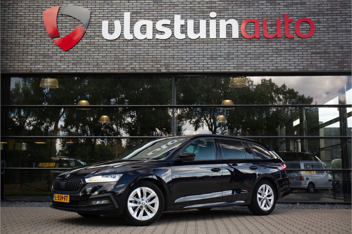 Skoda Octavia Combi - 1.0 e-TSI Sport Business Trekhaak | Black Edition - AutoWereld.nl