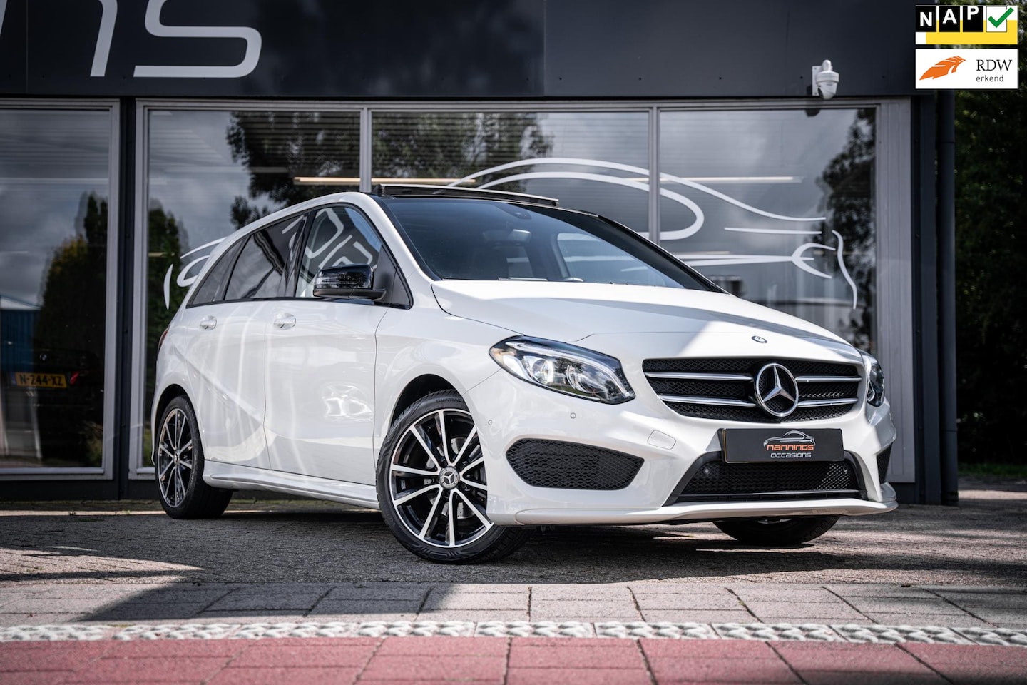 Mercedes-Benz B-klasse - 180 AMG Night Edition Plus Carplay|LED|Cruise|Pano|Navi - AutoWereld.nl