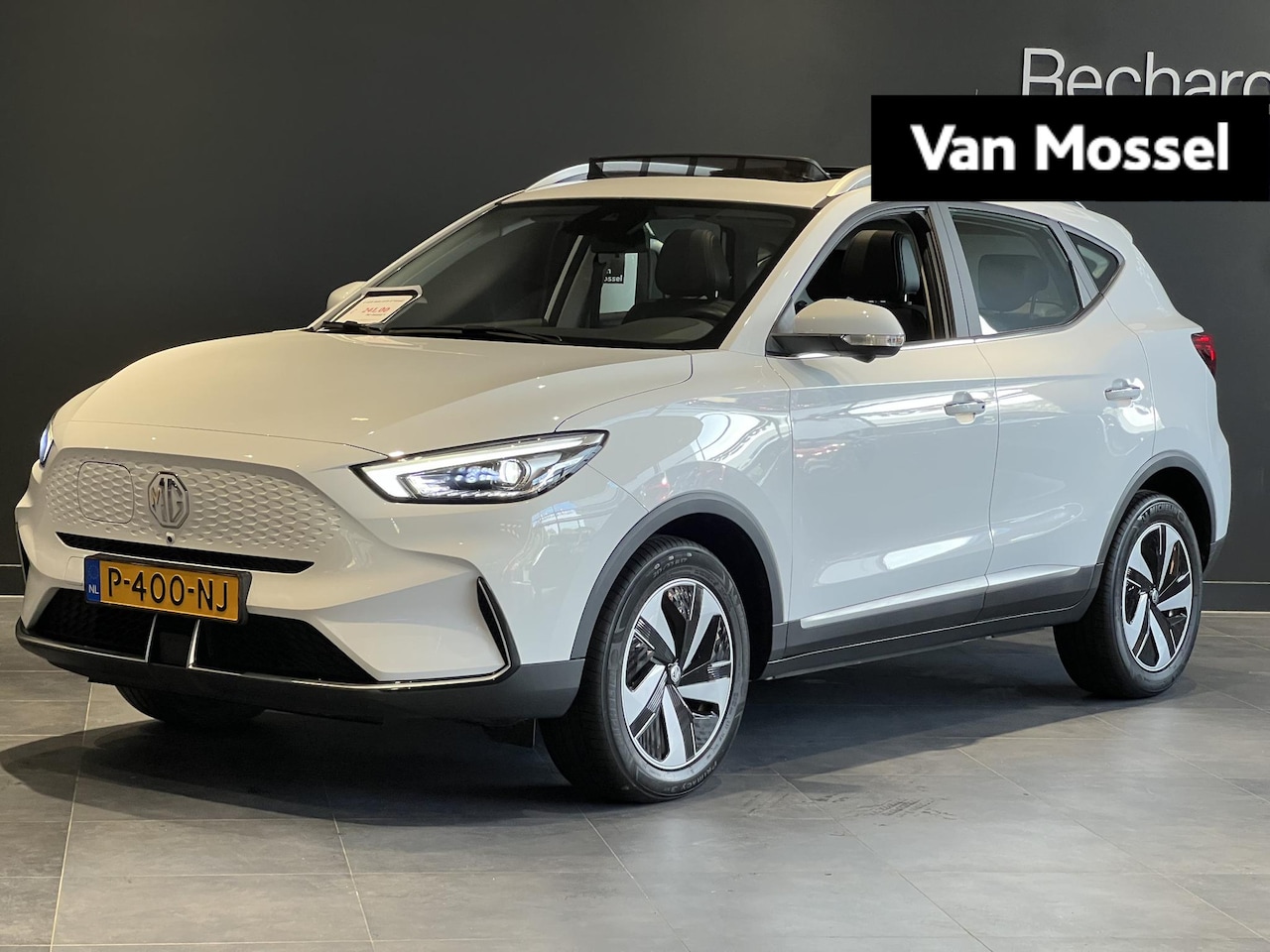 MG ZS - EV Standard Range Luxury 50 kWh | Panoramadak | Leder | Navi | 360 Camera | Led Koplampen - AutoWereld.nl