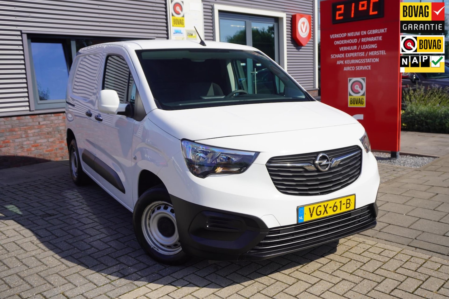 Opel Combo - 1.5D L1H1 Edition / Airco / Elek. ramen / Cruise / Parkeer sensoren - AutoWereld.nl
