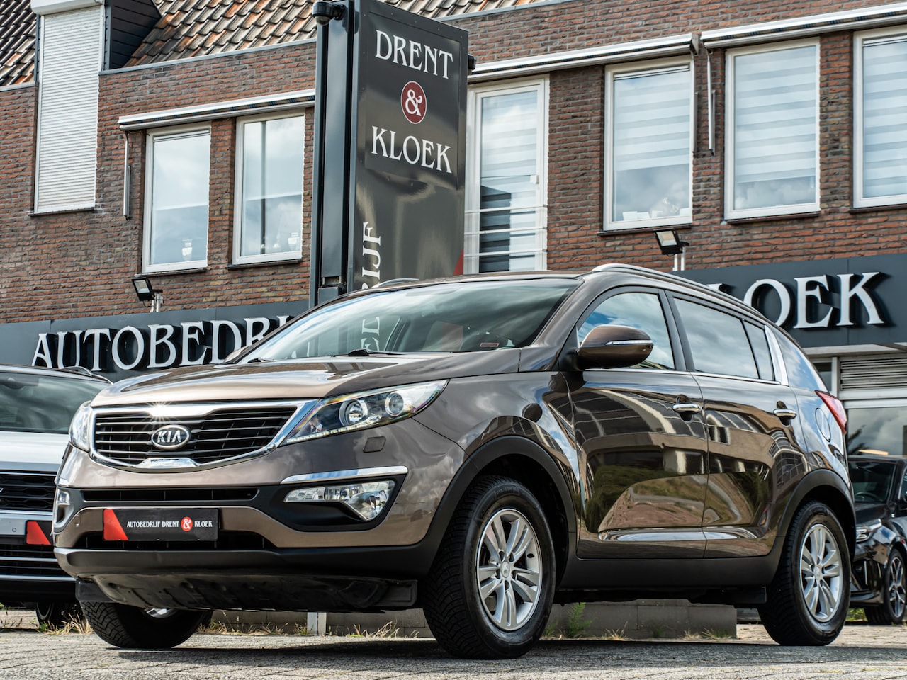 Kia Sportage - 2.0 X-clusive CRUISE PDC LEER STOELVERW NAVI DAB - AutoWereld.nl