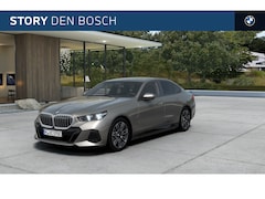BMW 5-serie - 530e M Sport Automaat / Achteruitrijcamera / Adaptieve LED / Parking Assistant / Stoelverw