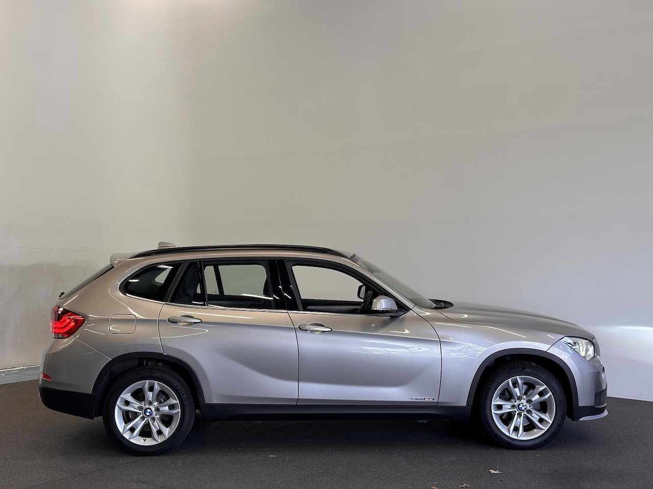 BMW X1 - sDrive20i Executive Automaat Trekhaak Navigatie Parkeersensoren achter Xenon Cruise Contro - AutoWereld.nl