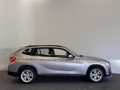 BMW X1 - sDrive20i Executive Automaat Leder Trekhaak Navigatie Parkeersensoren achter Xenon Cruise