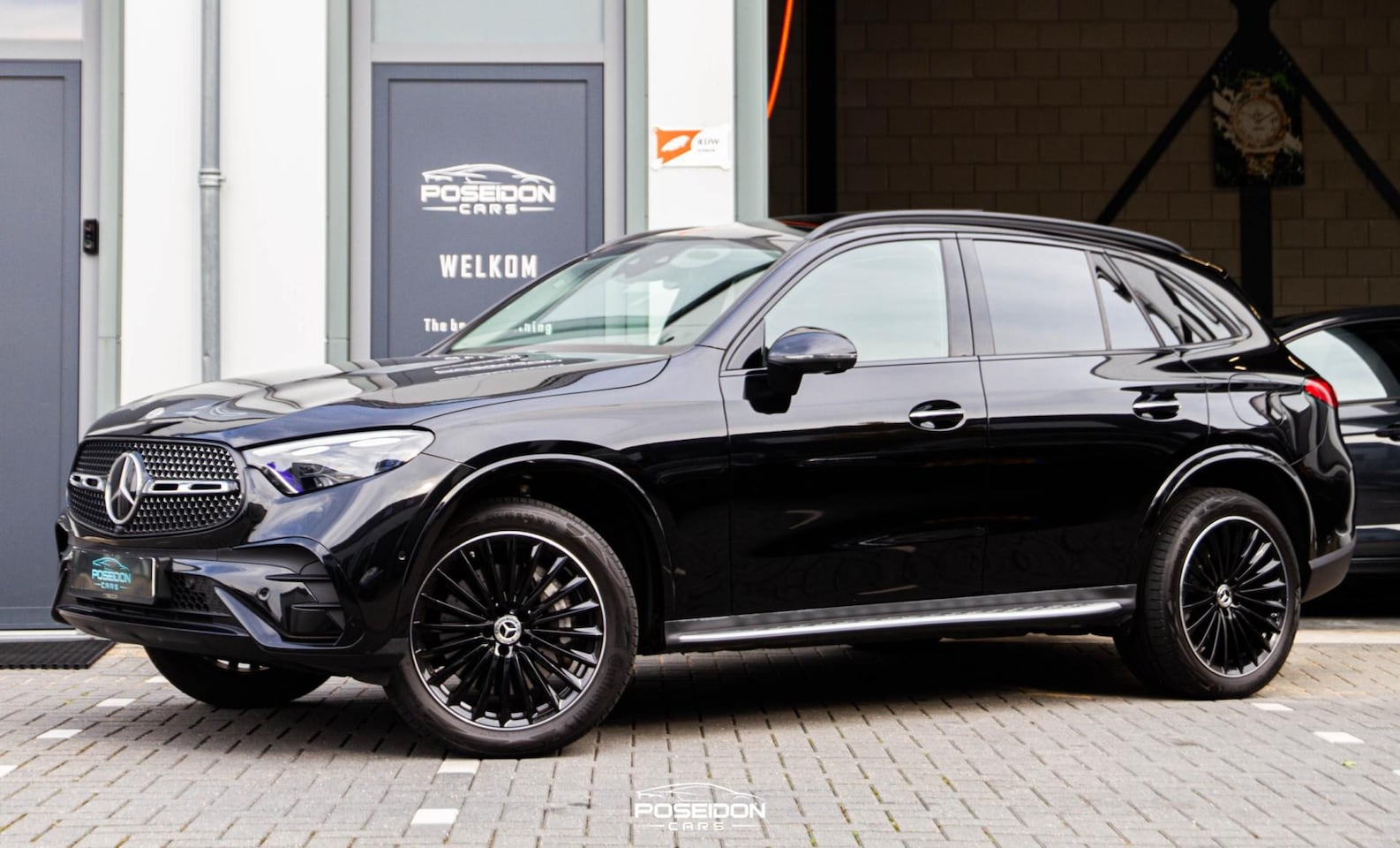 Mercedes-Benz GLC-klasse - 300e 4MATIC AMG Line PANO | KEYLESS | HEAD-UP | MEMORY | BURMESTER | 360 CAMERA | BOMVOLL! - AutoWereld.nl