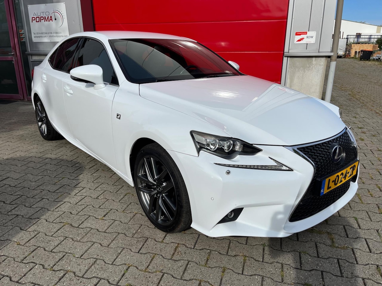 Lexus IS - 300h F Sport Edition Automaat / Leder stoelen met verwarming, koeling en geheugen / Camera - AutoWereld.nl