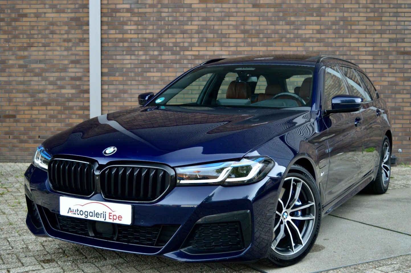 BMW 5-serie Touring - 530e xDrive Laser Pano M-Sport H/K INDIVIDUAL - AutoWereld.nl