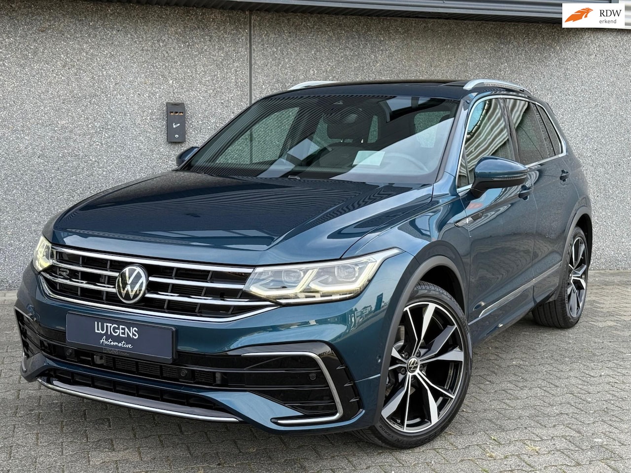 Volkswagen Tiguan - 1.5 TSI R-Line Pano Matrix HUD Cam - AutoWereld.nl