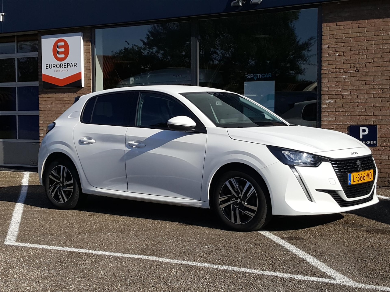 Peugeot 208 - 1.2 PureTech 100pk Allure Navigatie | Apple Carplay & Android Auto | Cruise & Climate cont - AutoWereld.nl
