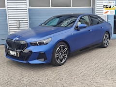 BMW 5-serie - 520i Sedan G60 Automaat | Individual | M Sport Pro | 2025 | Panoramadak | Harman Kardon |