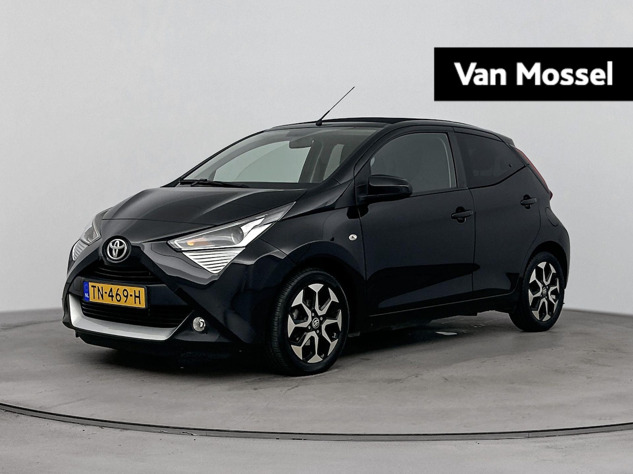 Toyota Aygo - 1.0 VVT-i x-first 72PK | Elektrisch Vouwdak | Dealeronderhouden | Achteruitrijcamera | App - AutoWereld.nl
