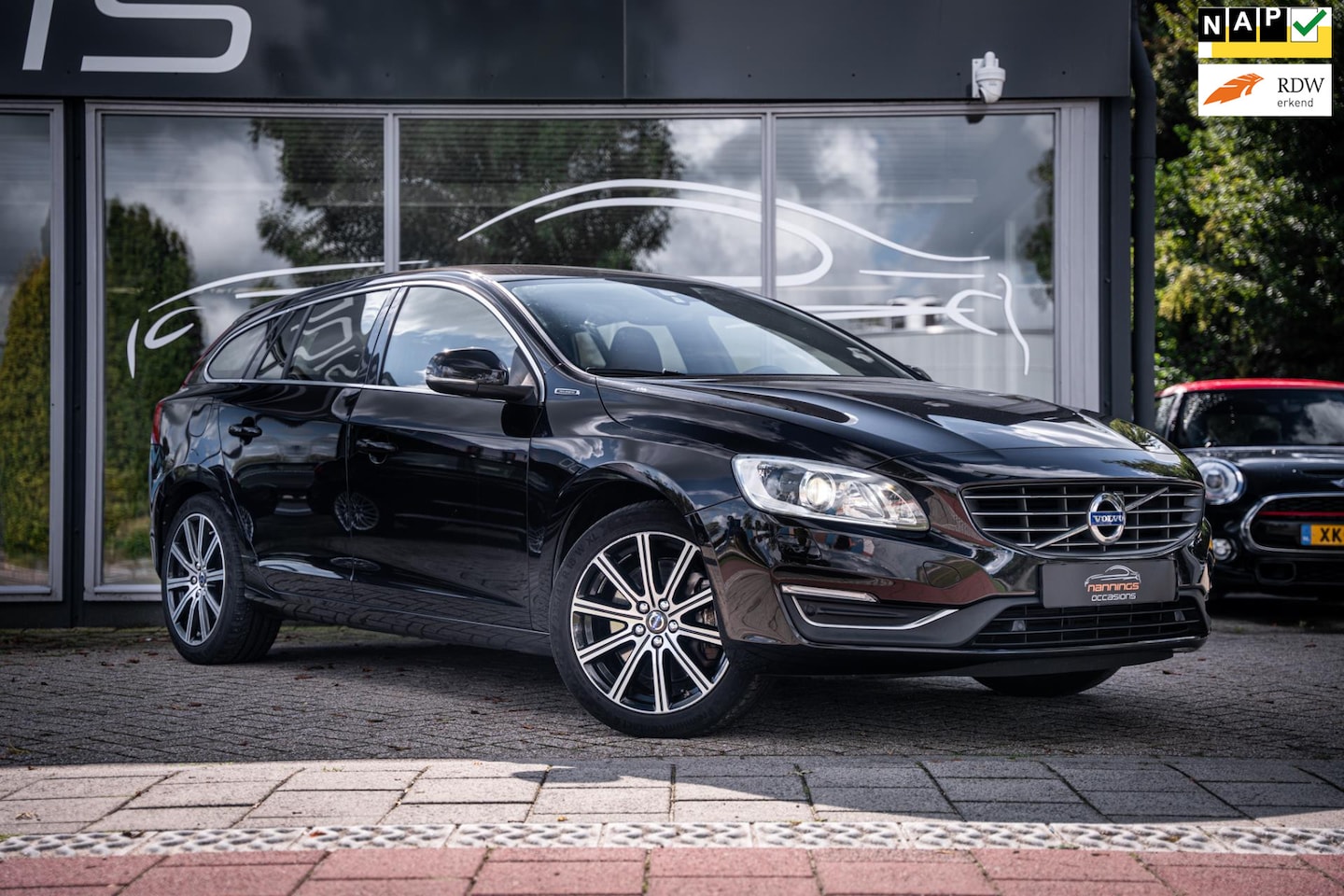 Volvo V60 - 2.4 D6 Twin Engine R-Design|Hybrid|Trekh|Navi|AWD|Memory|18'LMV|Cruise|NAP| - AutoWereld.nl
