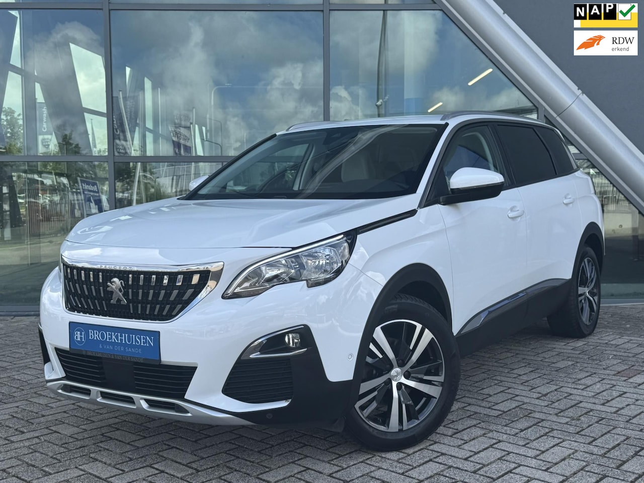 Peugeot 5008 - 1.2 PureTech Allure 7 pers. 131pk Automaat / Trekhaak / Camera - AutoWereld.nl