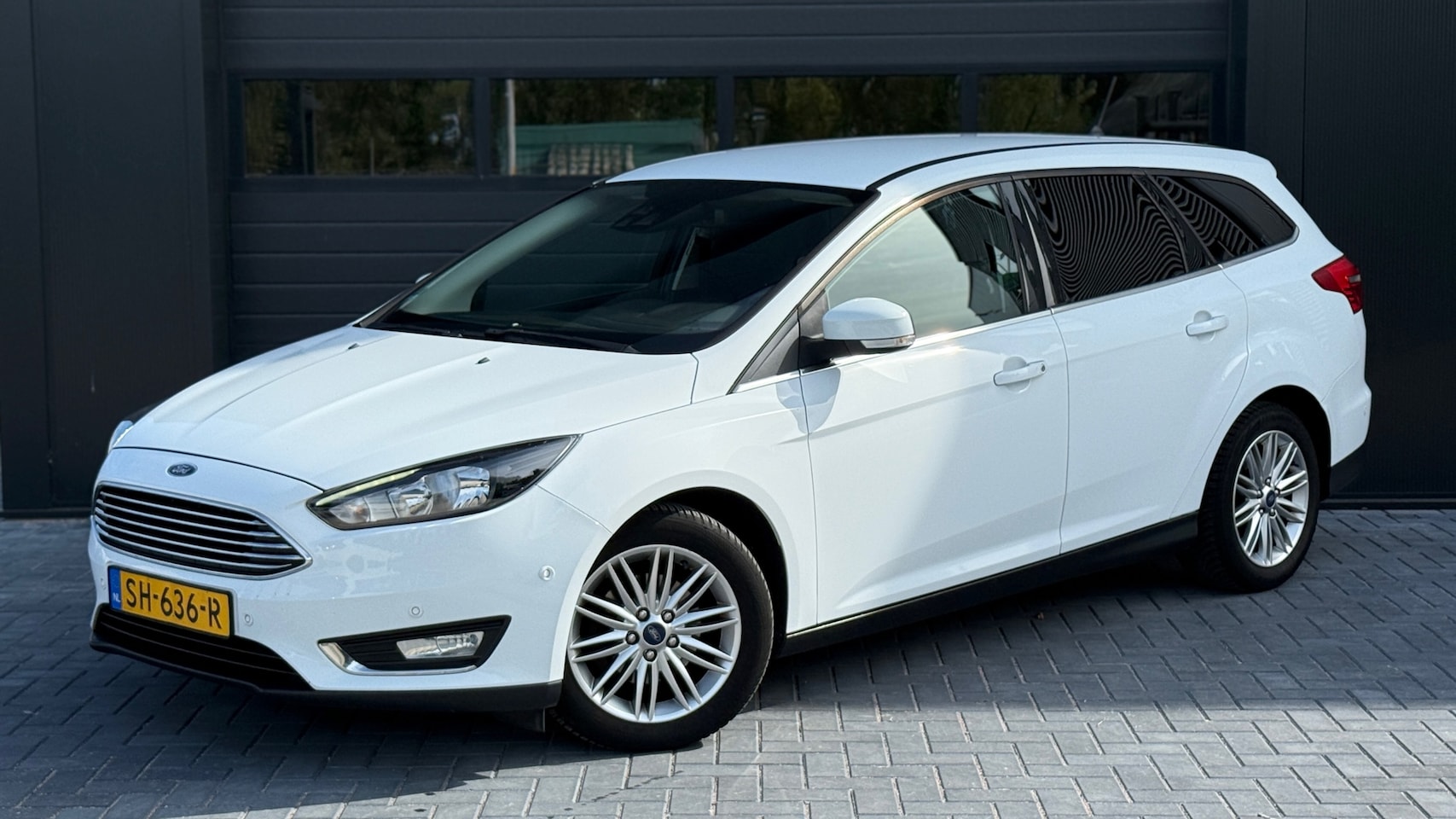 Ford Focus Wagon - 1.0 Titanium | Camera | Keyless | Trekhaak - AutoWereld.nl