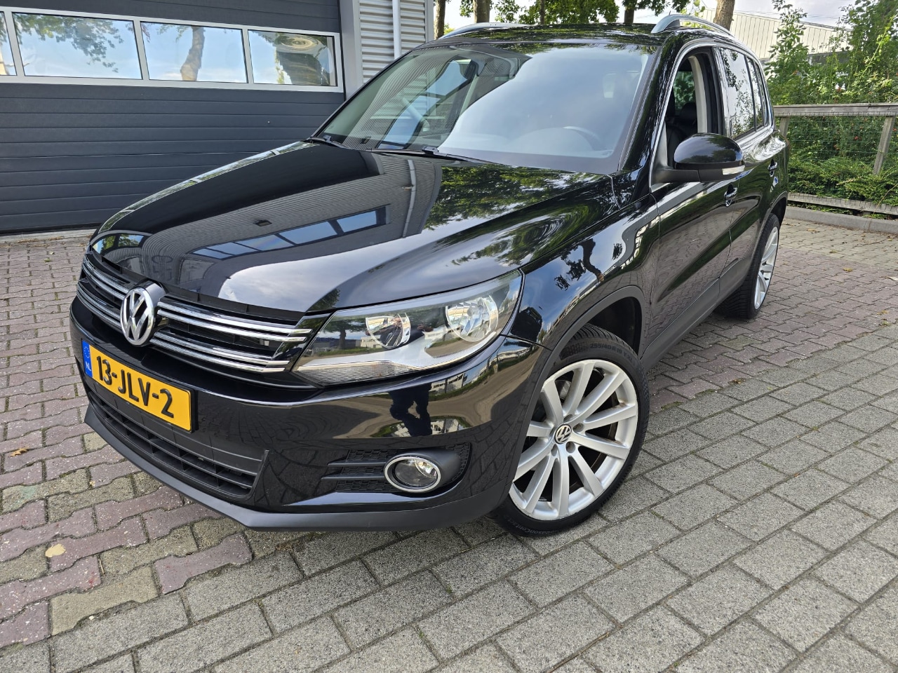 Volkswagen Tiguan - 4-MOTION/LEDER,PANO/TREKHAAK - AutoWereld.nl