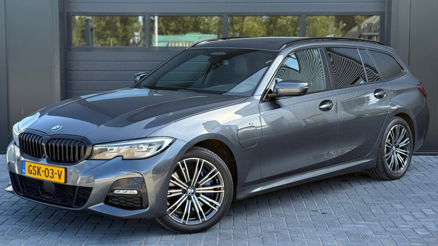 BMW 3-serie Touring - 330e High Executive| M-Sport | Trekhaak | Pano - AutoWereld.nl