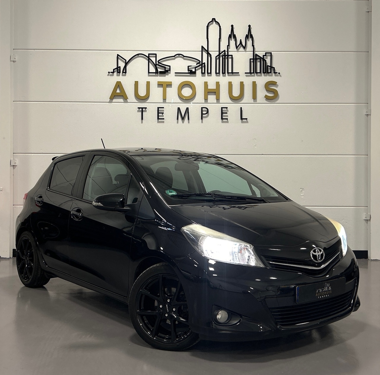 Toyota Yaris - 1.3 VVT-i Dynamic Automaat Airco Panoramadak Keyless Entry Camera Stoelverwarming Trekhaak - AutoWereld.nl