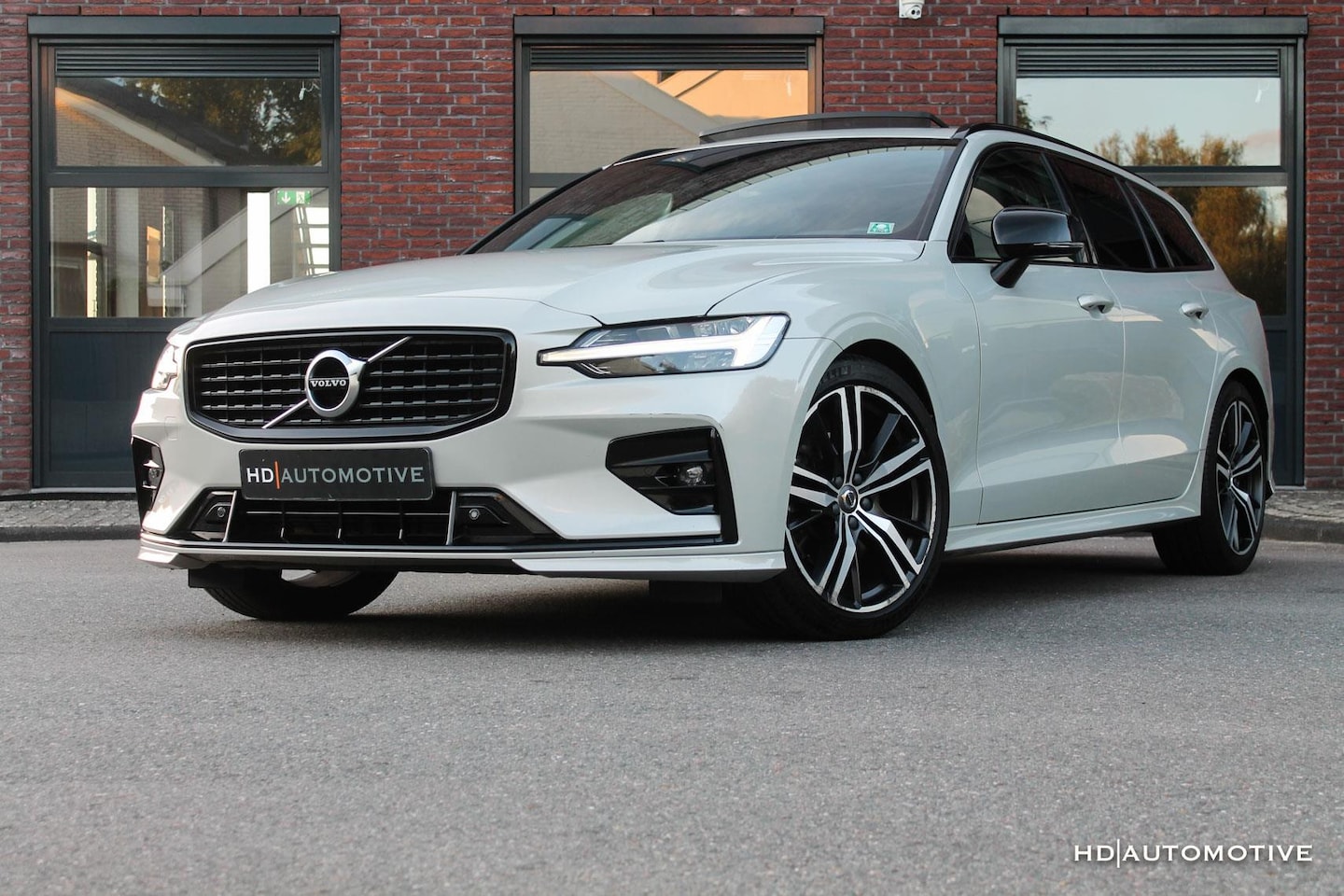 Volvo V60 - 2.0 B3 R-Design PANO|H/K|TREKHAAK|NAP! - AutoWereld.nl