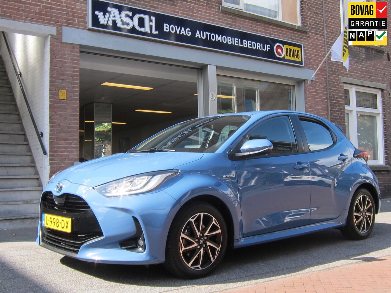 Toyota Yaris - 1.5 Hybrid Dynamic All Seasonbanden Rijklaar Bovaggarantie - AutoWereld.nl