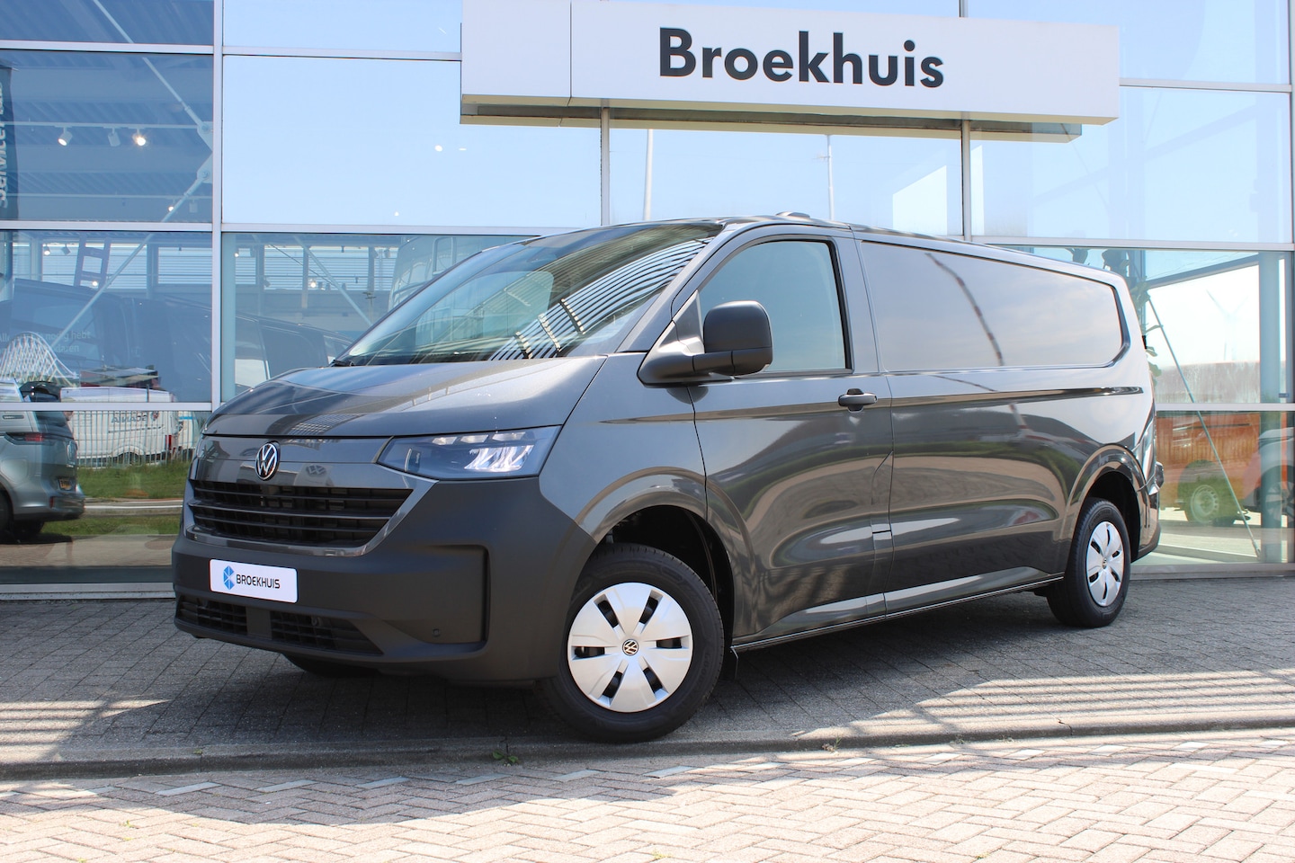 Volkswagen e-Transporter - | VOOR MEKAAR DEALS | Life Intro | 64 kWh | 218 pk | L2 | Trekhaak | Stoelverwarming | Ach - AutoWereld.nl