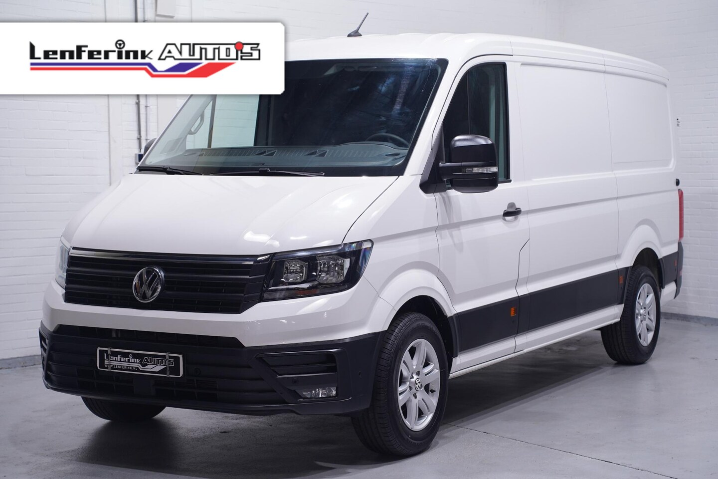 Volkswagen Crafter - 2.0 TDI 140 pk DSG Aut. L3H2 Laag Dak 17" LMV Airco, Camera, PDC V+A, Trekhaak, 3-Zits - AutoWereld.nl
