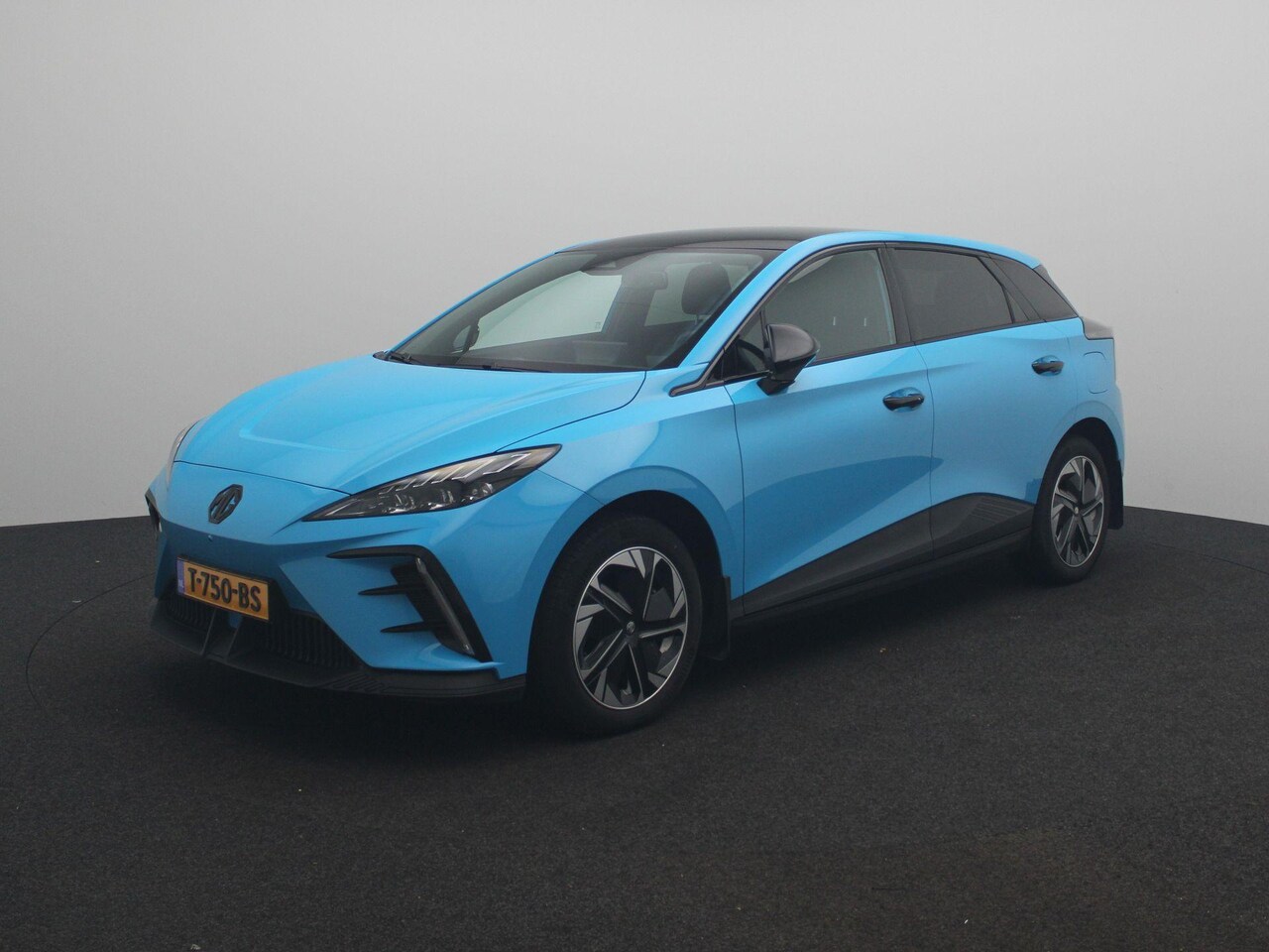 MG MG4 Electric - Luxury 64 kWh | Long range | Navi | 360 camera | LED | Apple Carplay | Black pack - AutoWereld.nl