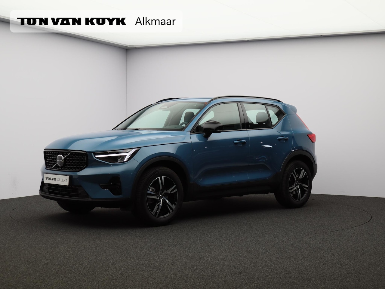 Volvo XC40 - 2.0 B4 Plus Dark / Trekhaak / Elektrische Stoelen / Harman Kardon / Stoel+Stuurverwarming - AutoWereld.nl