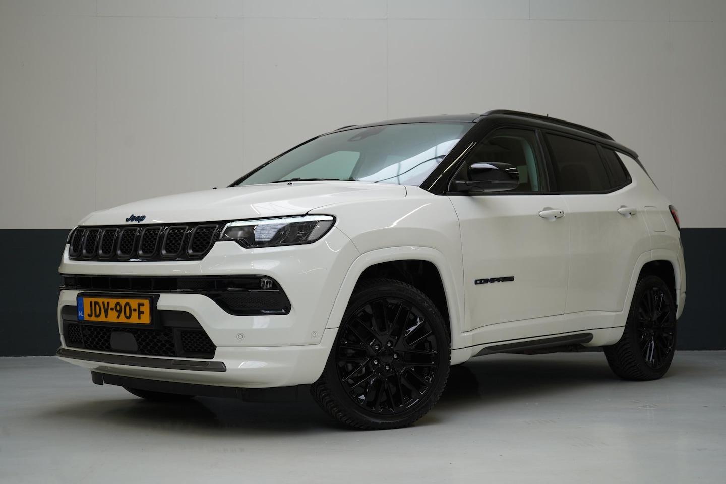 Jeep Compass - 4xe 240 Plug-in Hybrid Electric S | Leder | Navigatie | Achteruitrijcamera | Stuurverwarmi - AutoWereld.nl