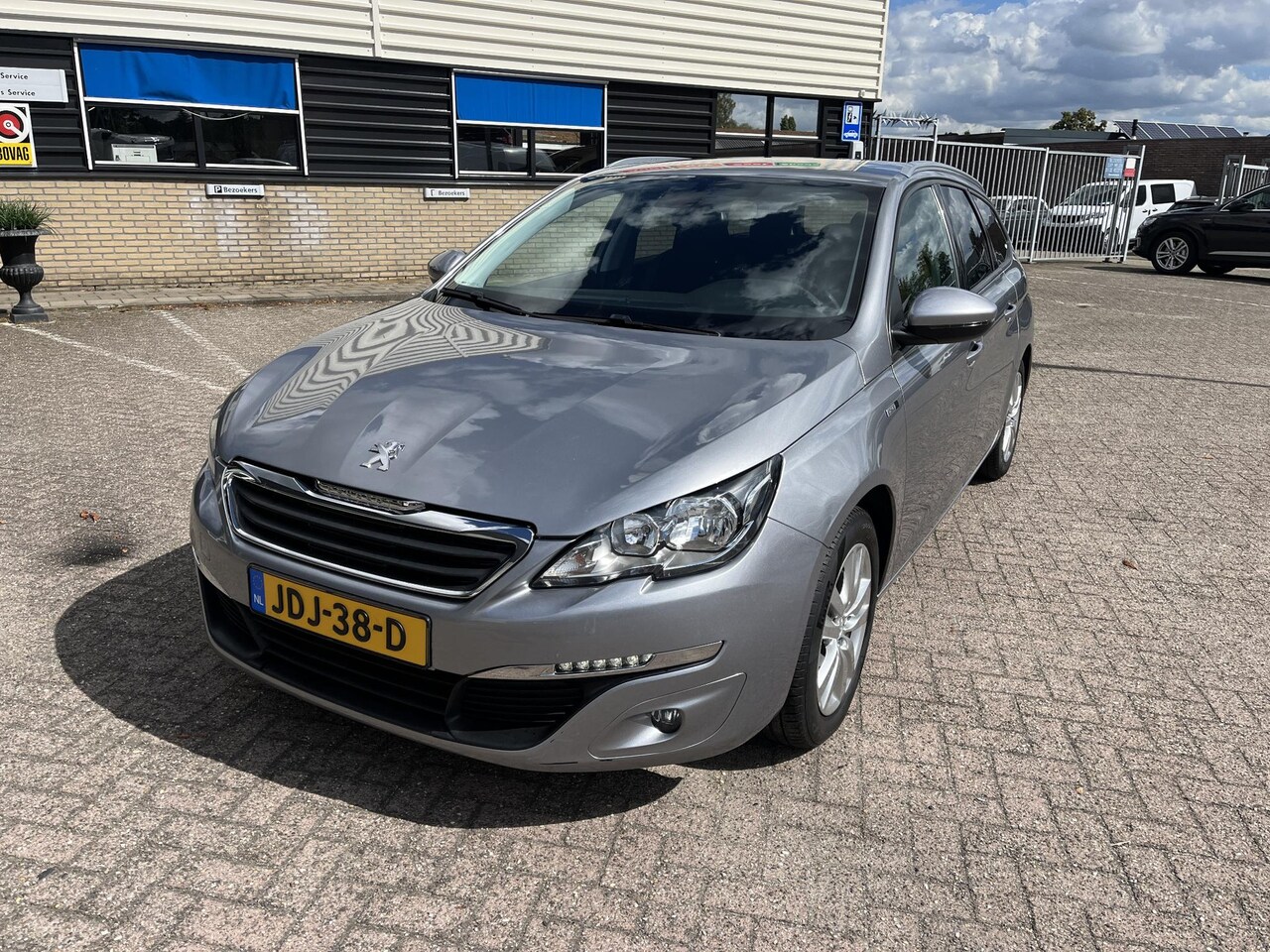 Peugeot 308 - 1.2 PureTech Style Zeer goed onderhouden van eerste eigenaar, Navi, pdc, donker glas, meta - AutoWereld.nl