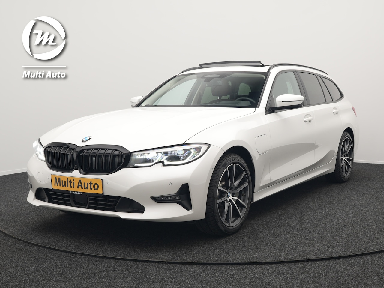 BMW 3-serie Touring - 330e Plug In Hybrid 293pk Dealer O.H PHEV | Trekhaak Af Fabriek | Panodak | Head Up | Adap - AutoWereld.nl