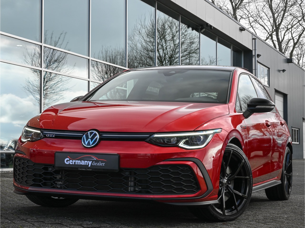Volkswagen Golf - 2.0TSI GTI 245pk Individual King's Red Pano Camera LED Virtual 19-Inch - AutoWereld.nl