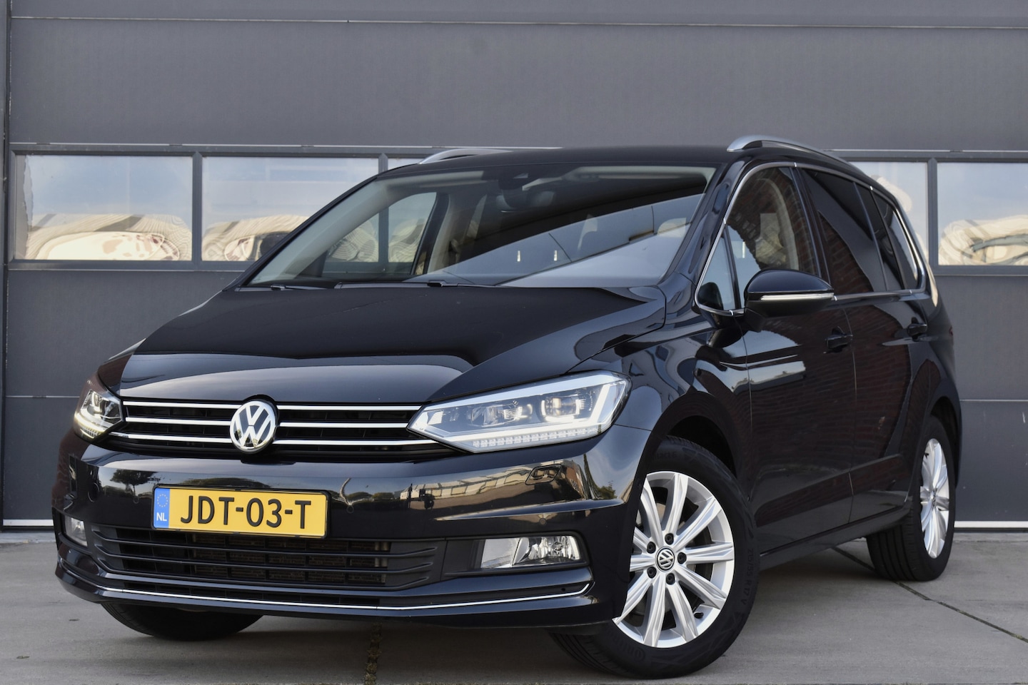 Volkswagen Touran - 1.4 TSI Highline 7p Trekhaak - Camera - Ad.Cruise - Keyless - AutoWereld.nl