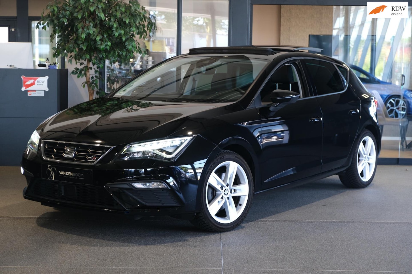SEAT Leon - 1.4 EcoTSI FR DSG Pano Virtual Led Acc Pdc Dab Leder - AutoWereld.nl
