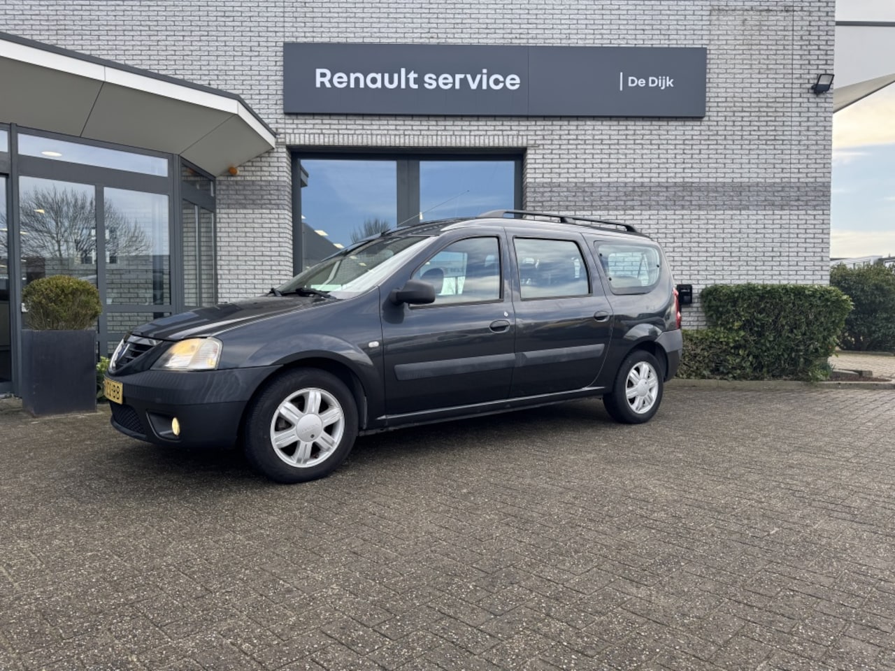 Dacia Logan MCV - 1.6-16V Lauréate 7p. 1.6-16V Lauréate 7p. - AutoWereld.nl