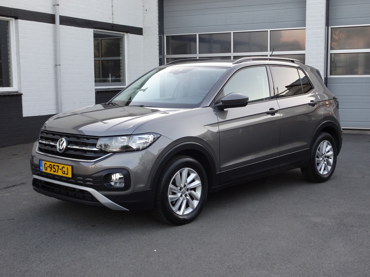 Volkswagen T-Cross - 1.0 TSI Life Airco, navigatie, app-connect, parkeersensoren, trekhaak, licht metalen velge - AutoWereld.nl