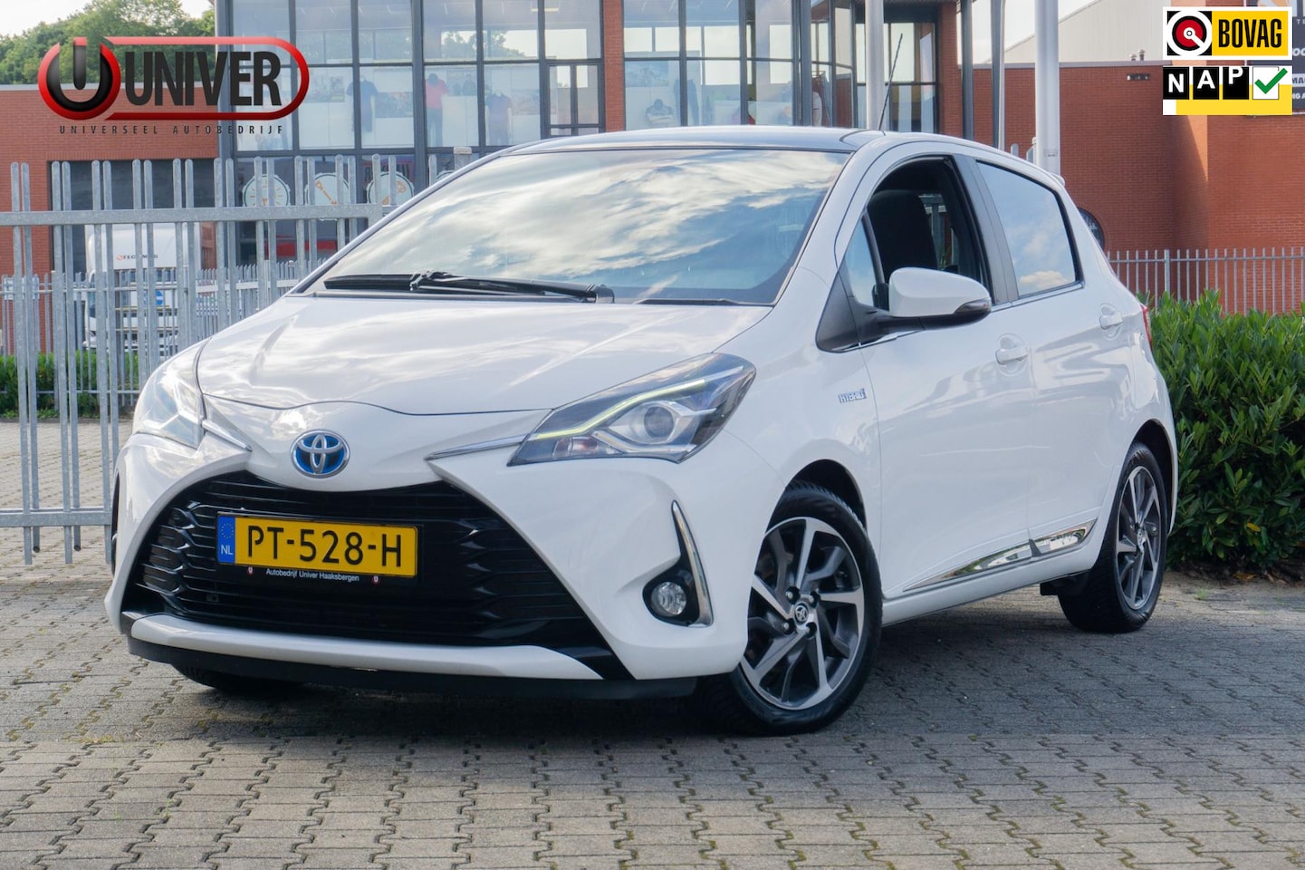 Toyota Yaris - 1.5 Hybrid Premium PANO/KEYLESS/NAVI/CRUISE - AutoWereld.nl