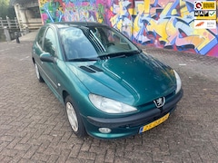 Peugeot 206 - 1.4 Gentry let op 1e eigenaar en 98.000 km n.a.p gelopen. Airco. 5 deuren elektrisch ramen