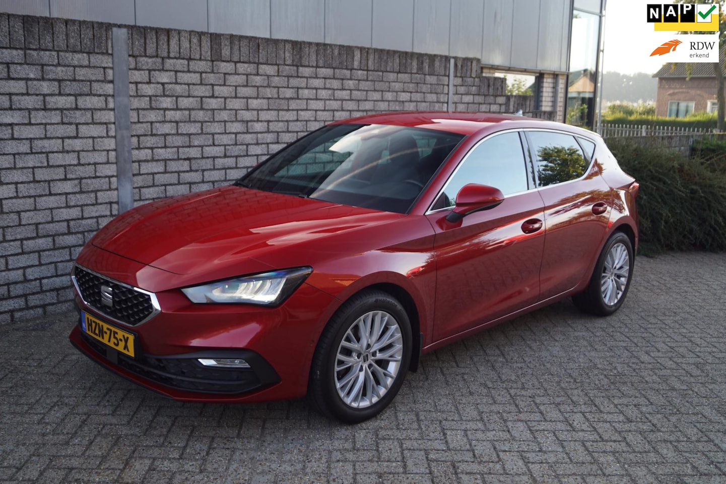 SEAT Leon - 1.5 eTSI FR Launch Edition Half Leder Sportst Stoel/Stuur Verw Navi Camera Clima Apple Car - AutoWereld.nl