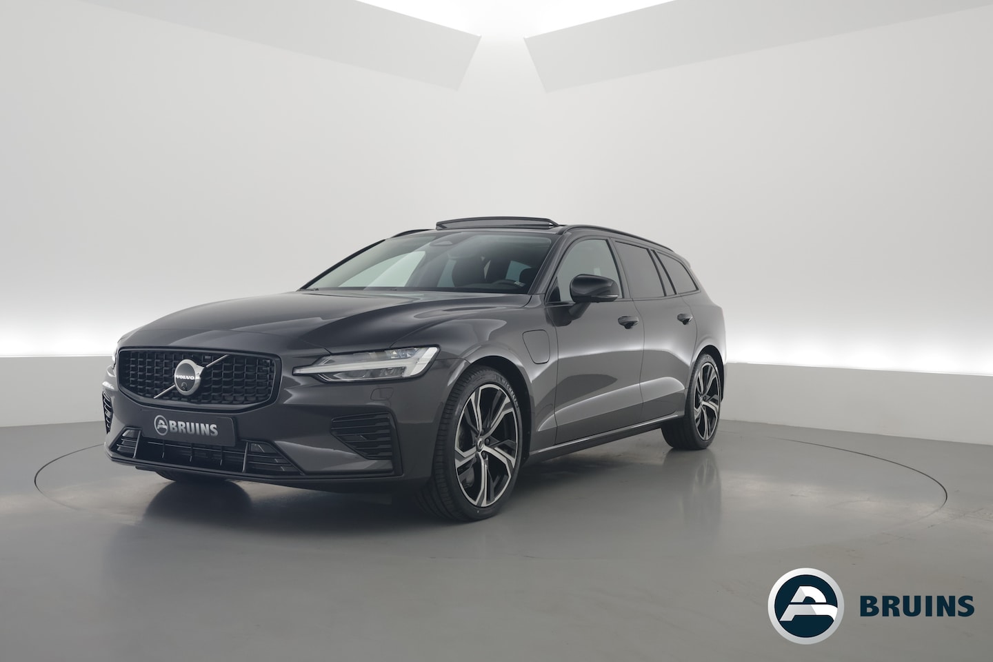 Volvo V60 - 2.0 T6 Plug-in hybrid AWD Ultra Dark | Pano-dak | Head-up | 360 camera | Leer | Stoel + st - AutoWereld.nl