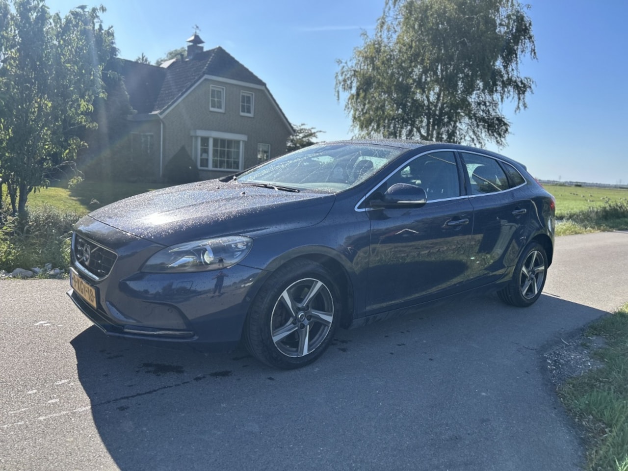 VOLVO V40