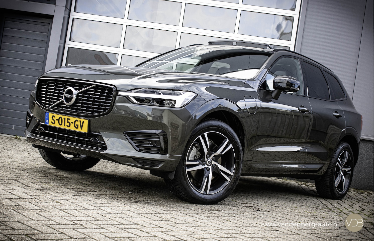Volvo XC60 - 2.0 T8 AWD R-Design LEER PANO TREKHAAK HARMAN KARDON - AutoWereld.nl