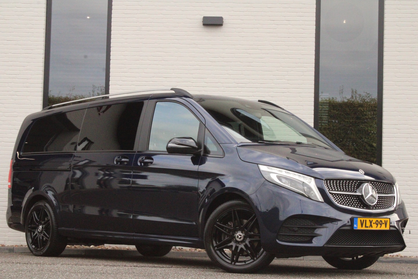 Mercedes-Benz V-klasse - 300d 4-MATIC / Extra Lang / DC / 2x Elec Schuifdeur / Burmester / Elec Stoelen / Vol Optie - AutoWereld.nl