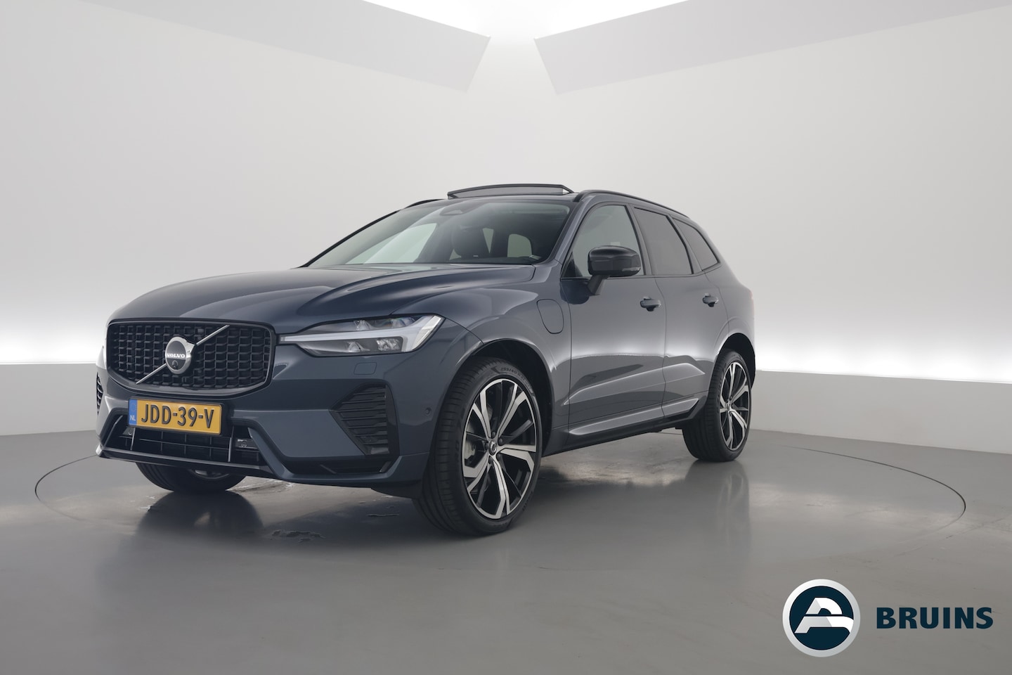 Volvo XC60 - 2.0 T8 Plug-in hybrid AWD Ultra Dark | Full option | Luchtvering | Trekhaak | Massage | B& - AutoWereld.nl