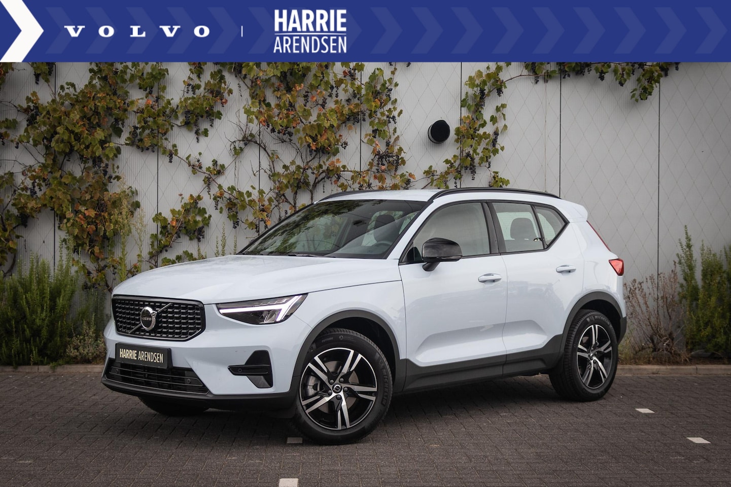 Volvo XC40 - 2.0 B4 Plus Dark | Adaptieve Cruise control | BLIS Dodehoek detectie | Stoel + Stuurverwar - AutoWereld.nl