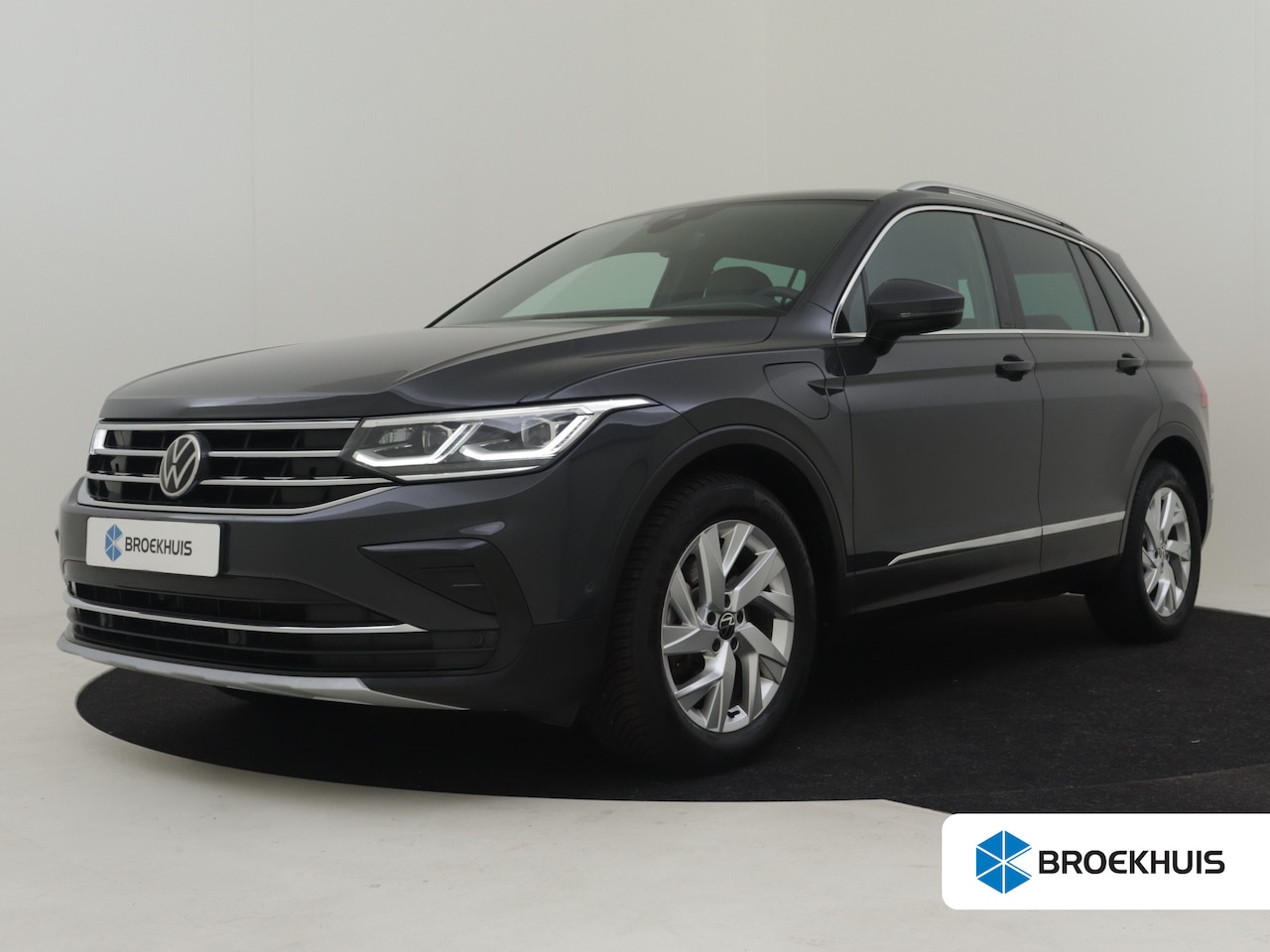 Volkswagen Tiguan - 1.4 TSI eHybrid R-Line Business+ Lederbekleding | Trekhaak | Park assist | Navigatie | Cam - AutoWereld.nl