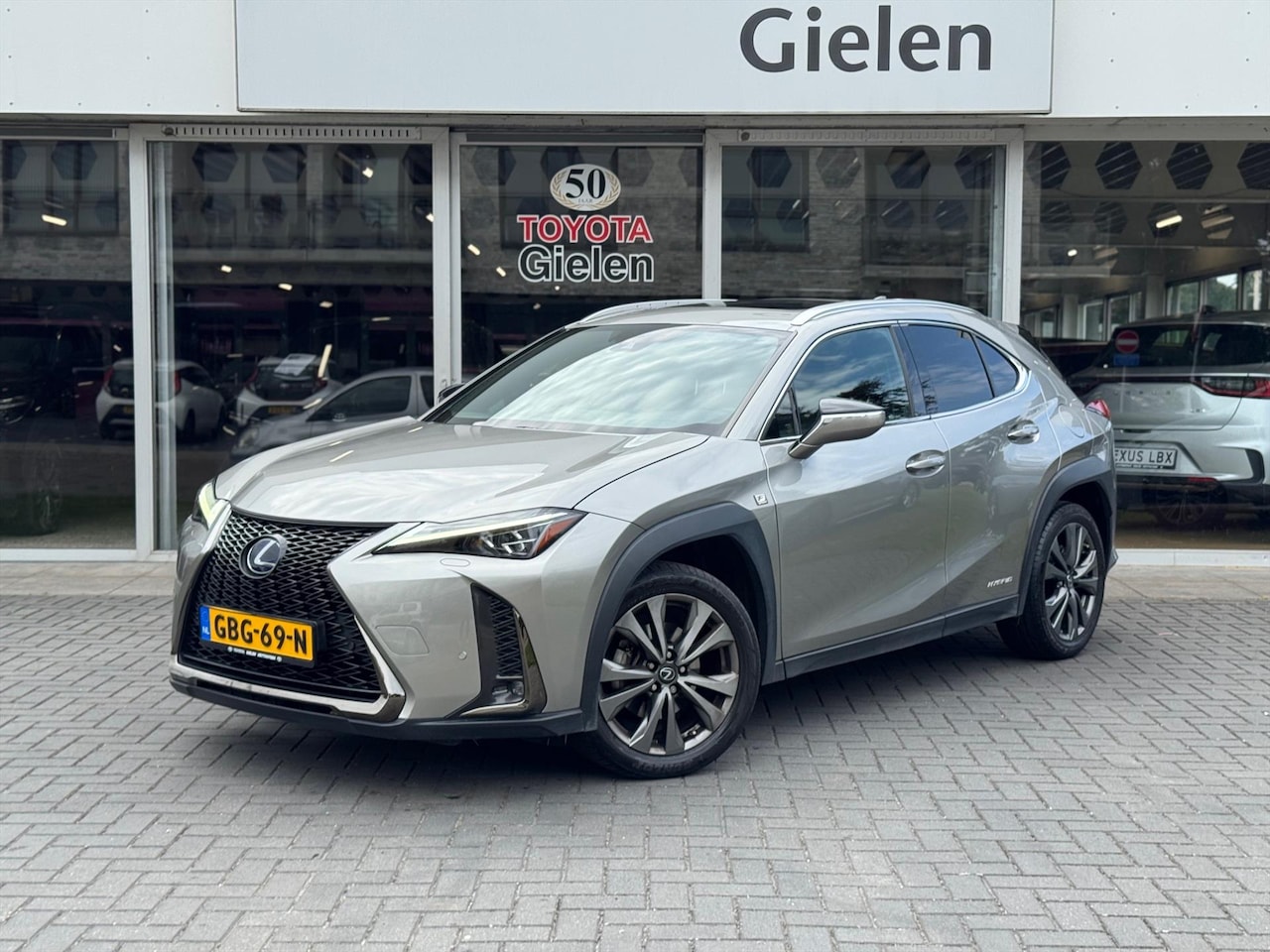 Lexus UX - 250h AWD F Sport Line | Schuifdak, Groot scherm, Leer, Stoelverwarming, Dodehoekherkenning - AutoWereld.nl