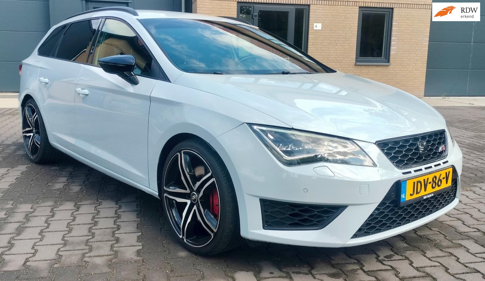 SEAT Leon ST - 2.0 TSI DSG Cupra 290 Connect Station Camera - AutoWereld.nl
